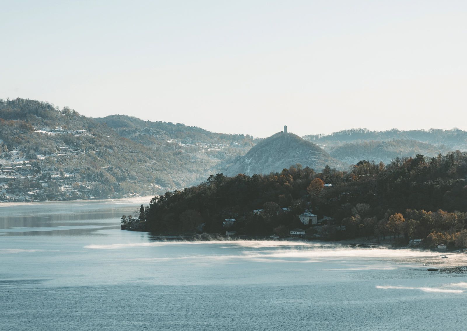 Een Italiaans bergmeer met stil water, een terugkerende inspiratie in het werk van Bongio
