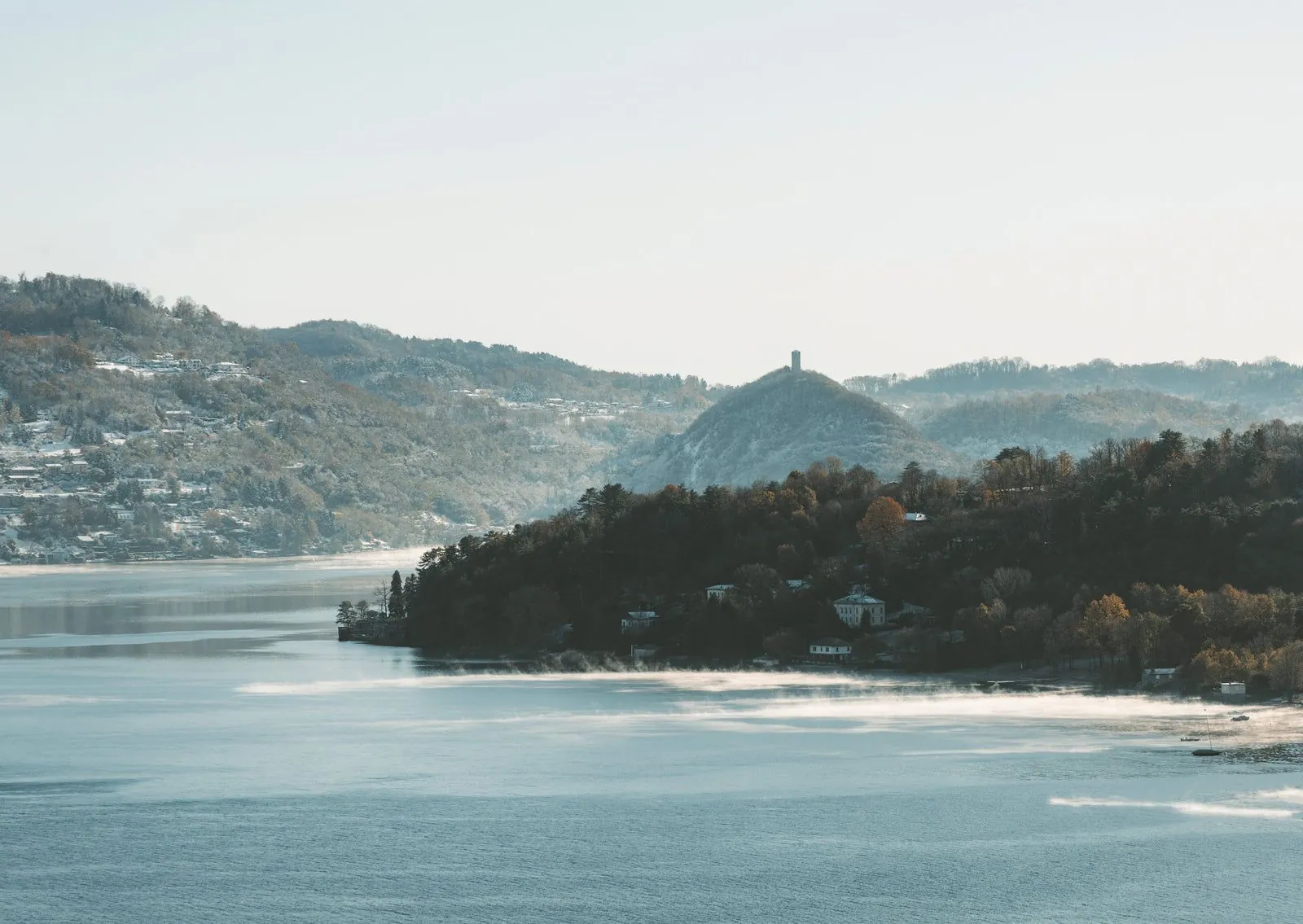 Sereen sfeerbeeld bij een meer, verwijzend naar de Italiaanse oorsprong en het waterthema van Bongio