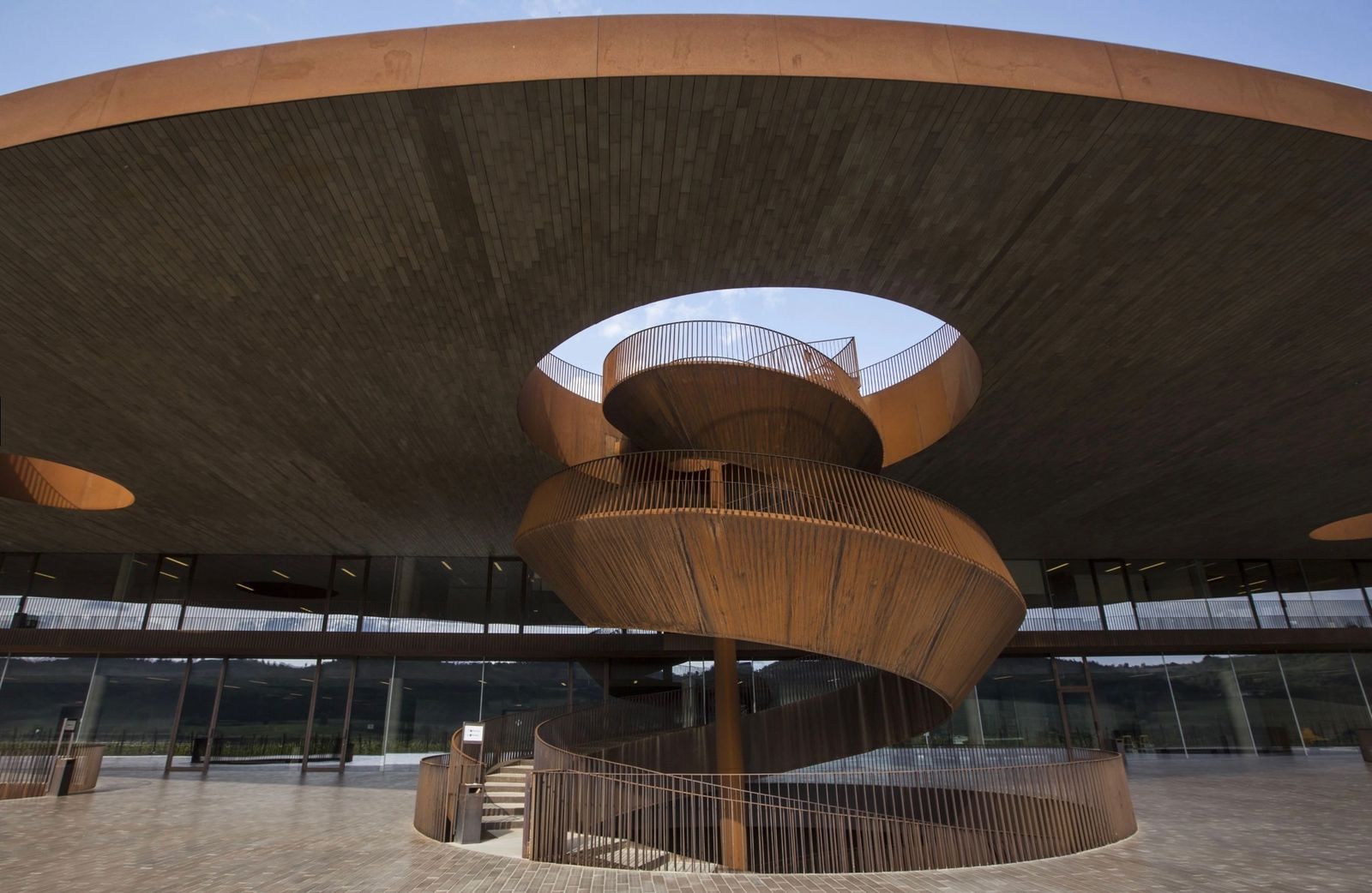Antinori nel Chianti Classico wijnmakerij: de iconische corten-stalen spiraaltrap onder een rond dak