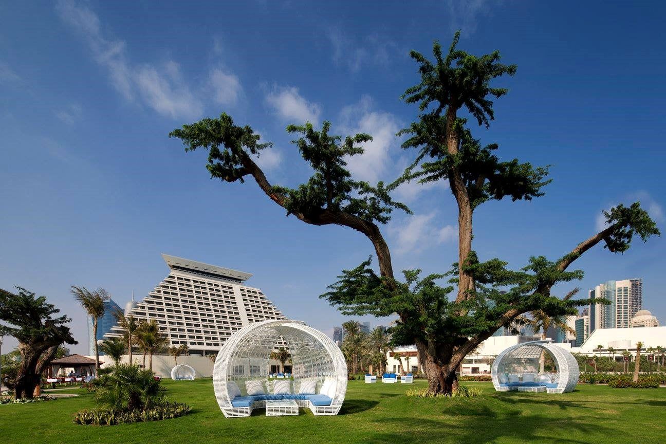 Sheraton Grand Doha resort: piramidevormig hotel met tuin en loungecocons